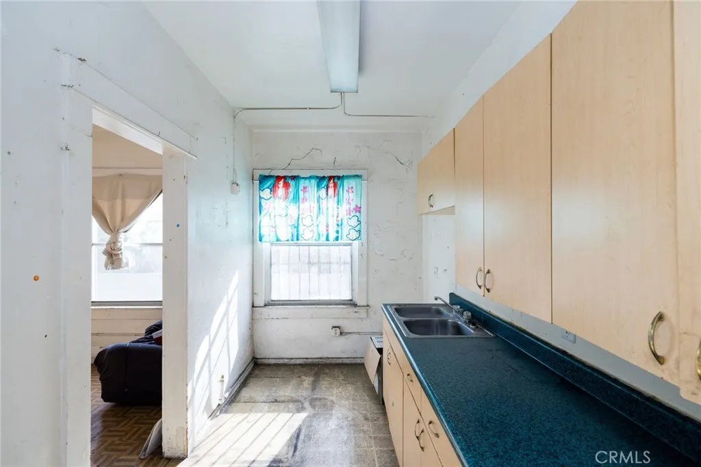 694 S Burlington Avenue, Los Angeles, California 90057 home-pic-10